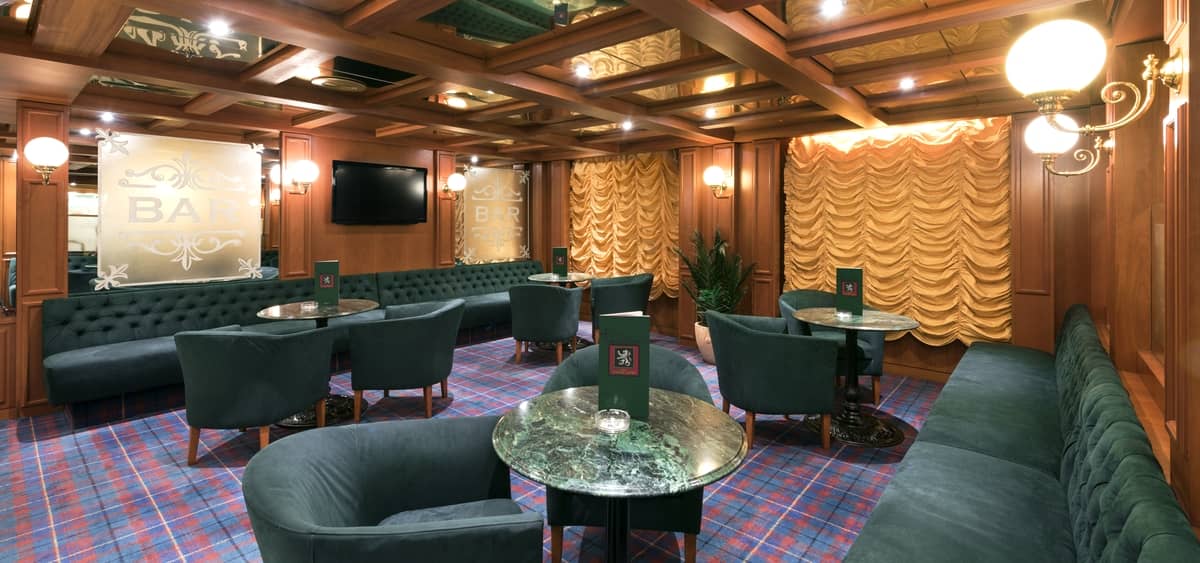 1- THE WHITE LION PUB <br> EL AUTÉNTICO PUB BRITÁNICO