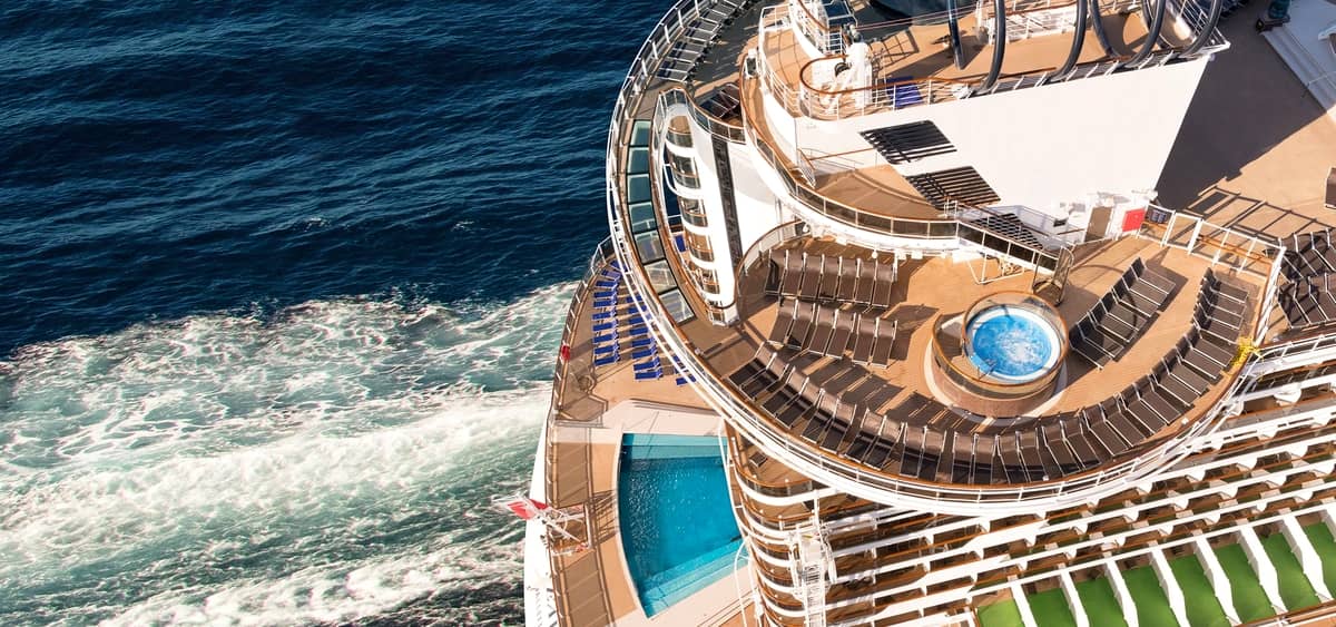 2- SUNSET BEACH POOL <br> OASIS DE RELAX EN LA CUBIERTA SUPERIOR