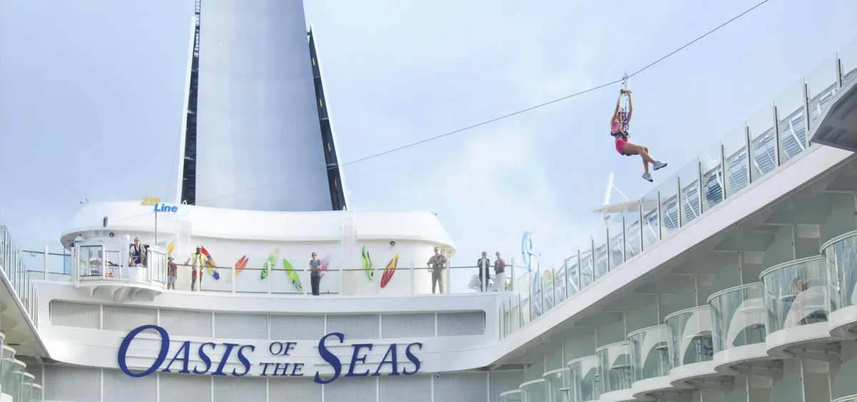 3- ZIP LINE <br> SOBREVUELA EL BOARDWALK EN TIROLINA