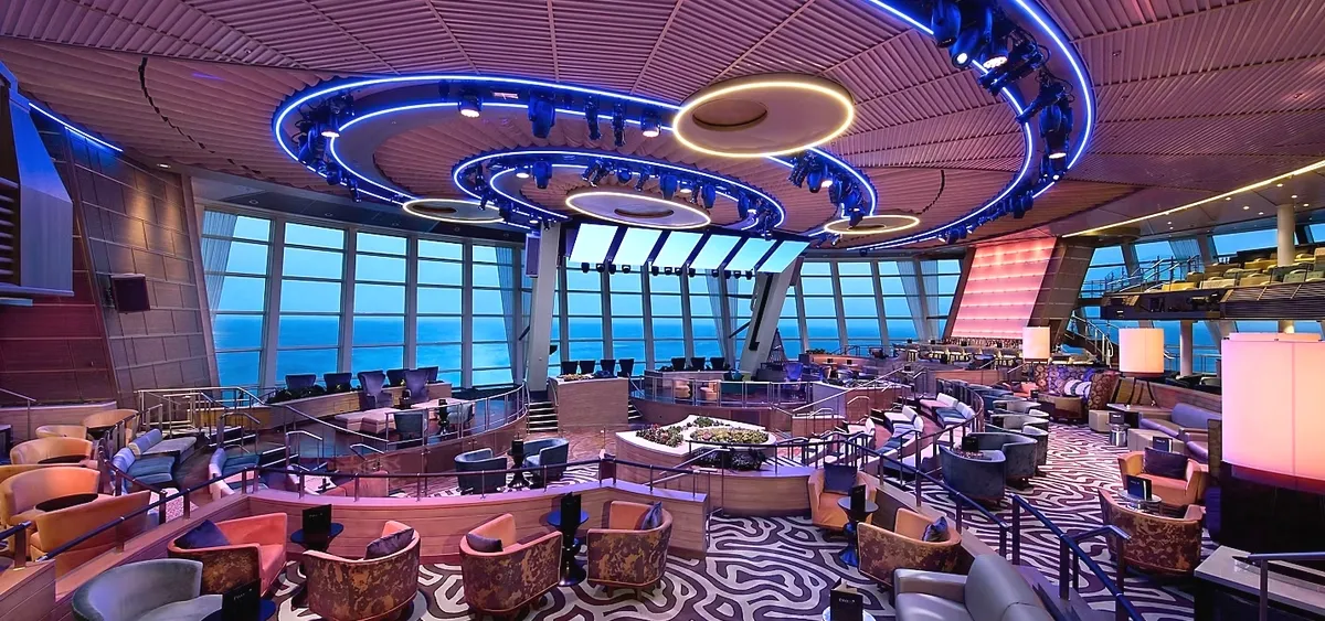 5- TWO70° <br> LOUNGE Y ESPECTÁCULOS FUTURISTAS EN EL MAR